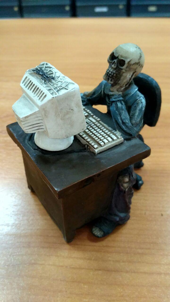 Скелет за компьютером
